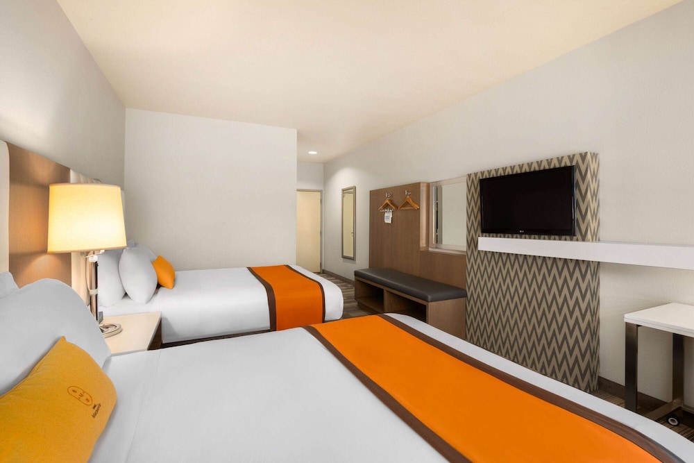 Hotel Marguerite Anaheim/Garden Grove, Trademark Collection 14/50