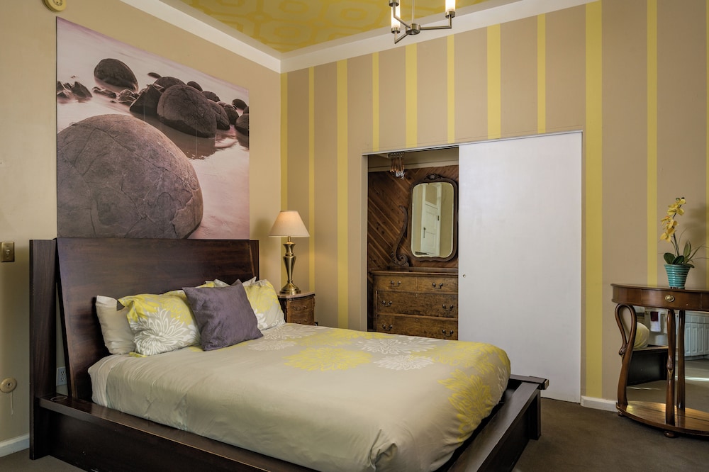 Fountain, Queen Bed
