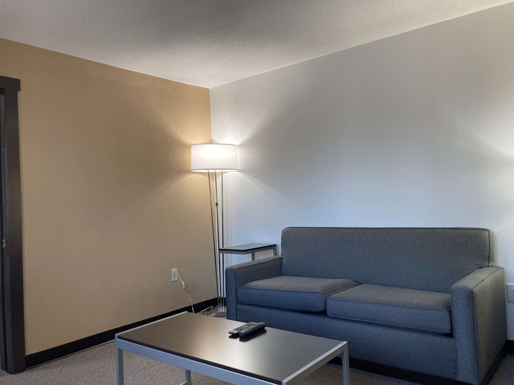 Best Western Plus Reading Inn & Suites 27/37