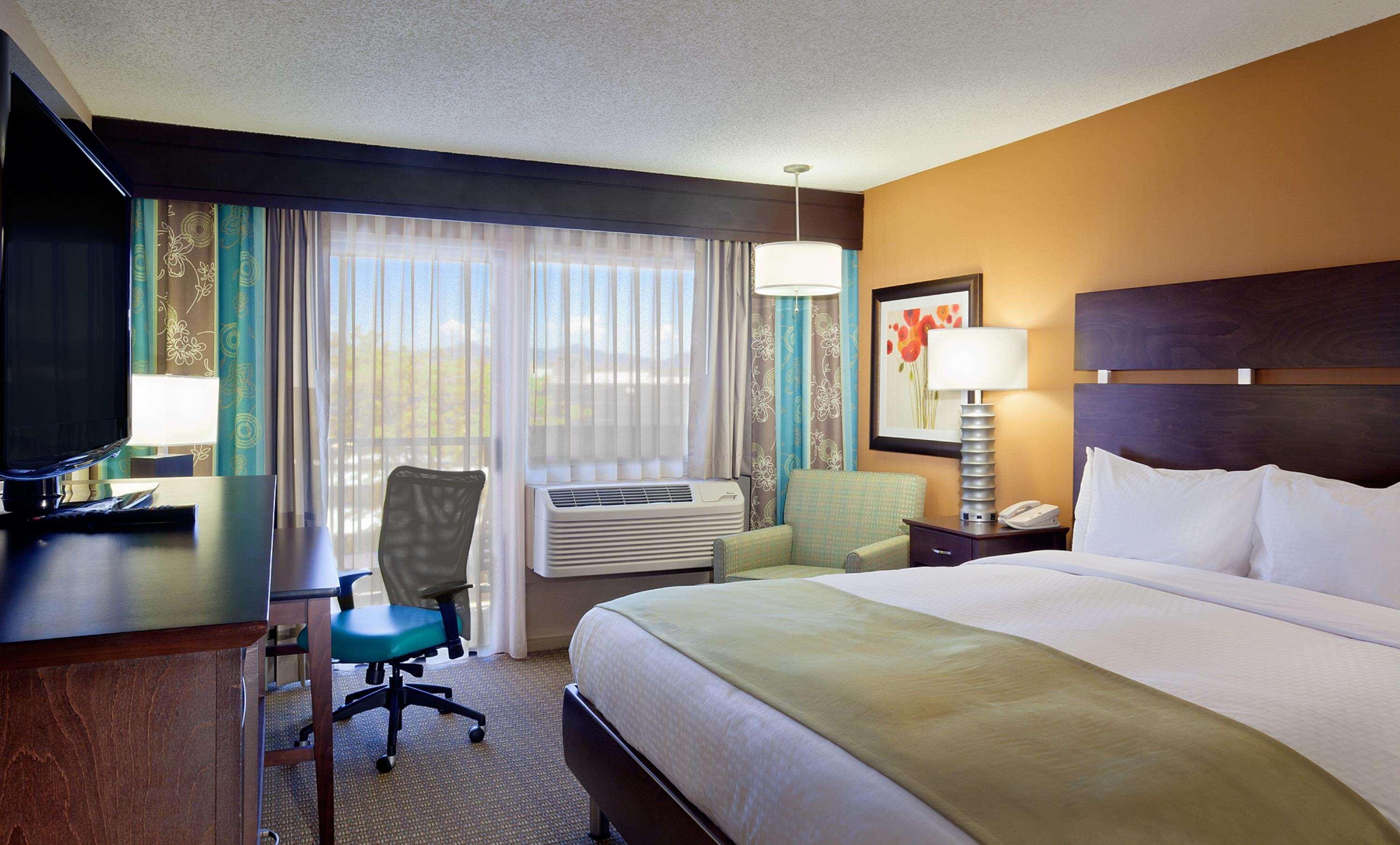 ROOM, KING BED