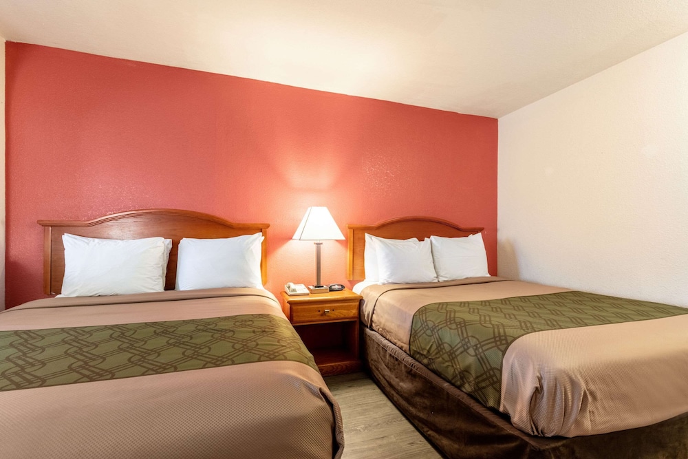 suite, 2 queen beds, smoking