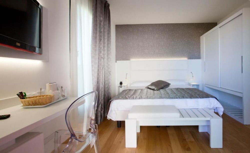 SUPERIOR, DOUBLE OR TWIN BED
