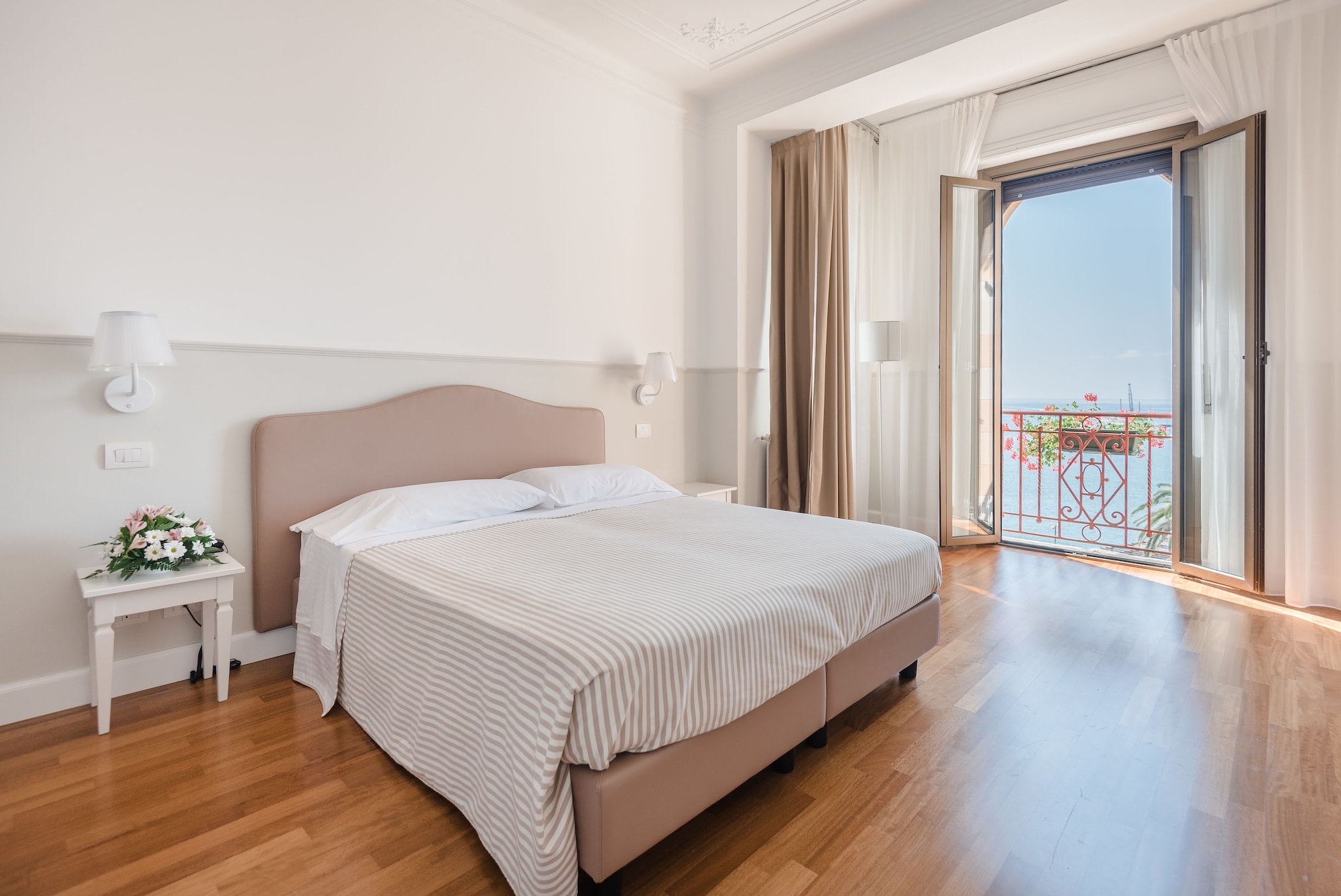 ROOM, TRIPLE, SEA VIEW