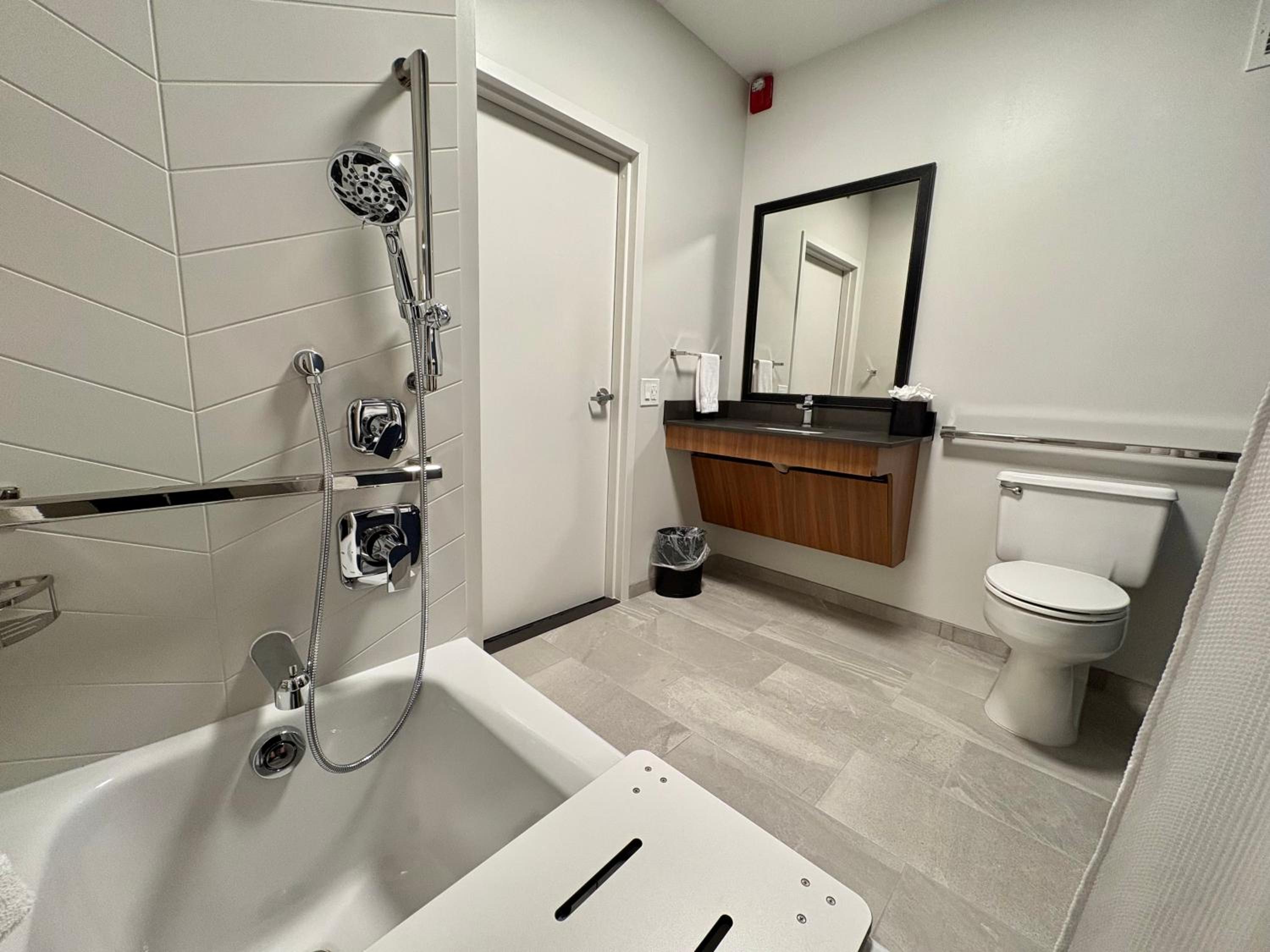 غرفة بسرير كينج بحوض استحمام لذوي الإعاقة، FAIRFIELD INN AND SUITES LUMBERTON 5/8