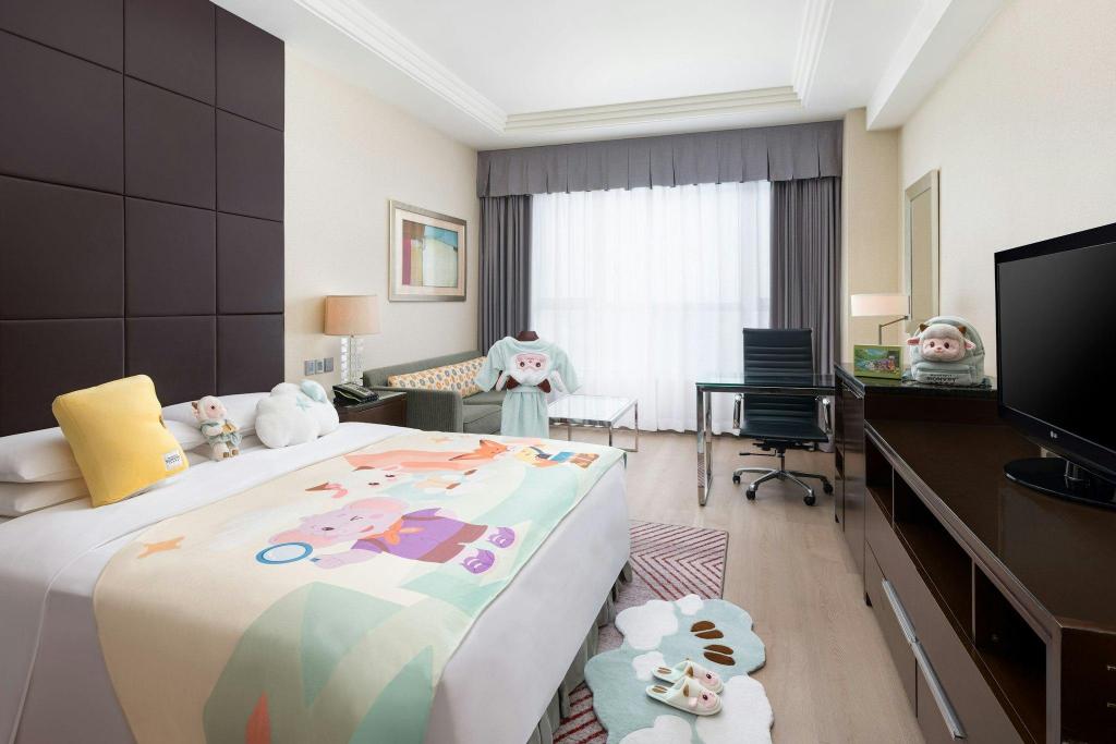 Marriott, Guest Room, Club, King Bed, City View