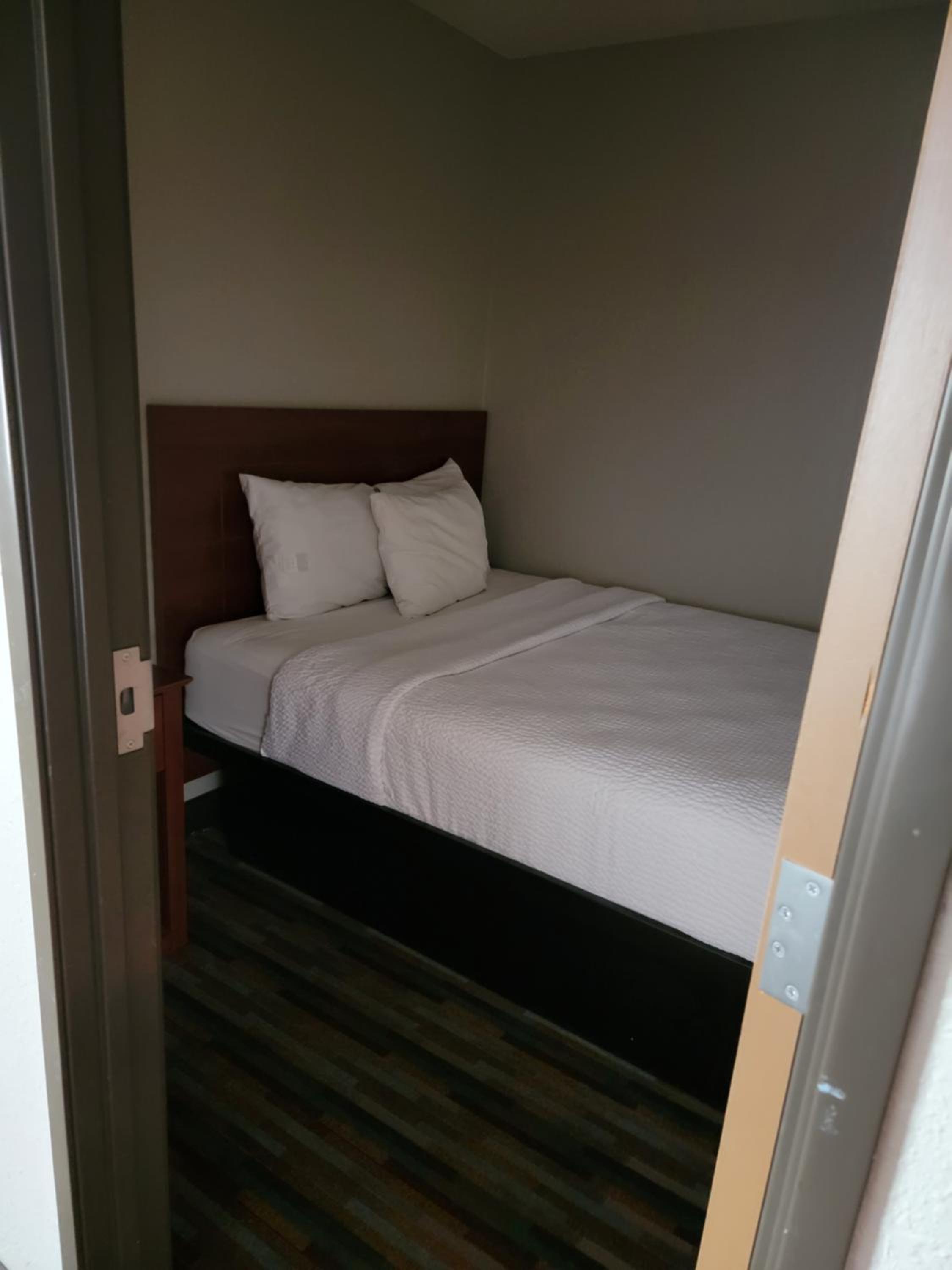 Room, 3 Queen Beds, Queen Bed
