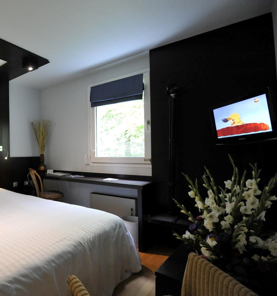 COTTAGE HOTEL 12/50