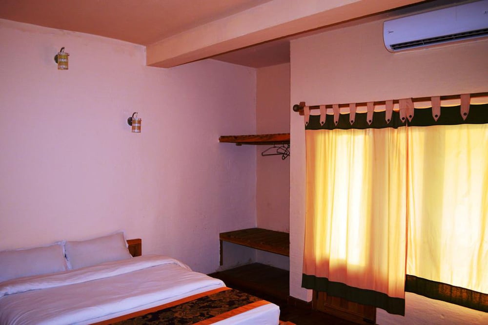 Chitwan Paradise Hotel 5/37