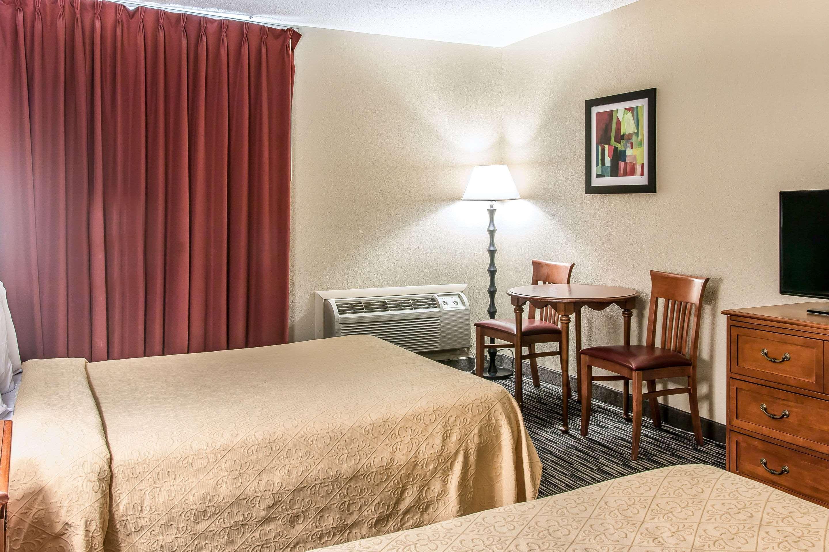 جناح، Quality Inn & Suites Livonia - Detroit 2/4
