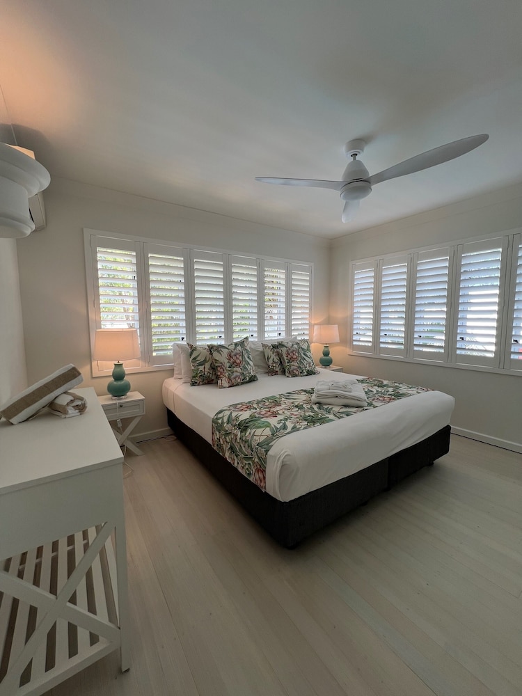 غرفة بسريرين منفصلين وسريرين كينج بإطلالة على الشاطئ بـ3 غرف نوم، Beachview Apartments at Villa Paradiso 4/6