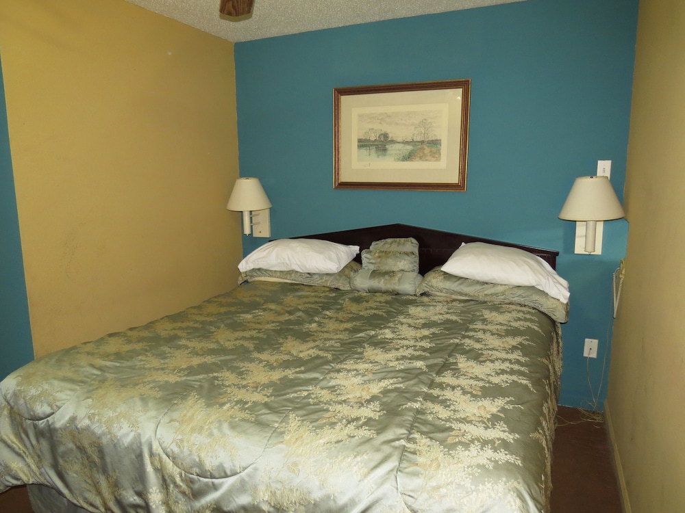 First Western Inn Caseyville 7/48