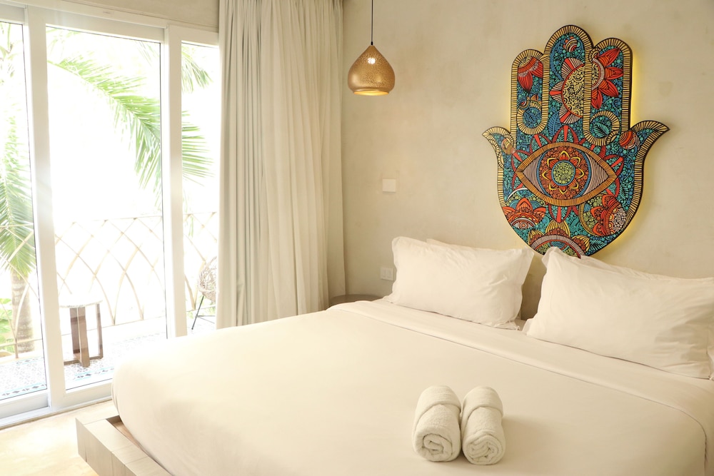 ROOM, KING BED, BALCONY