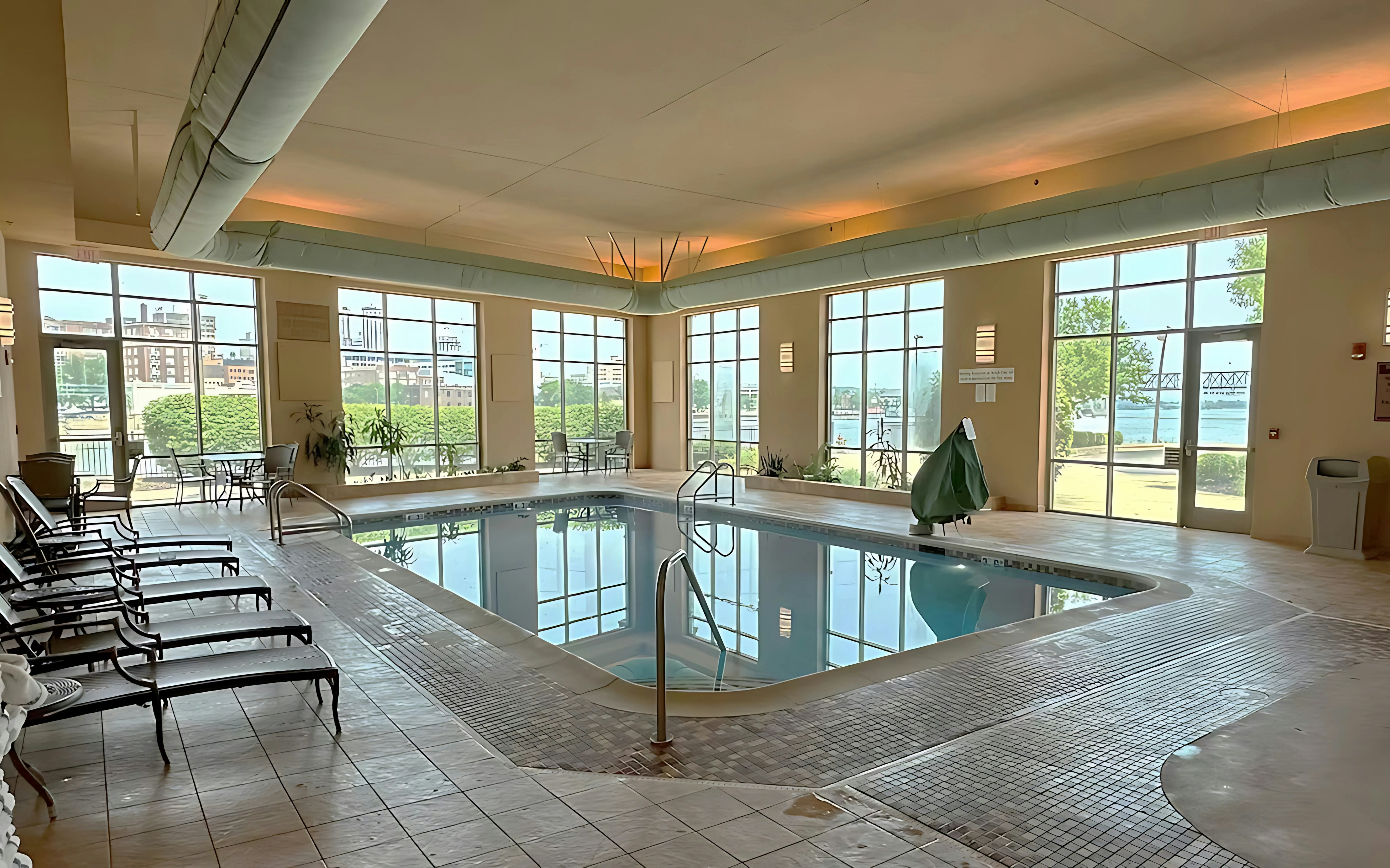 Embassy Suites By Hilton E Peoria Riverfront Conf Center 22/60