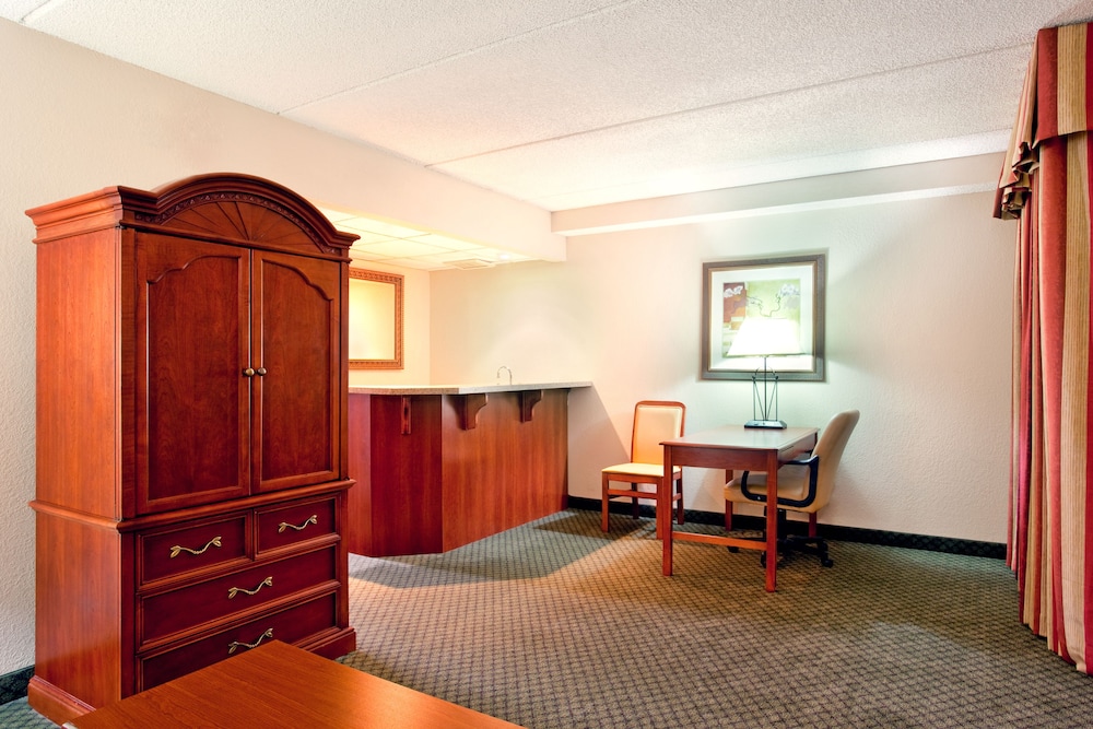 Holiday Inn Express Milwaukee West Medical Center 43/59