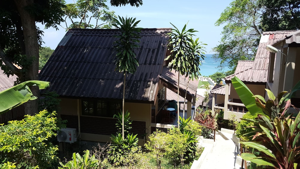 Kata Beachwalk Hotel And Bungalows 11/74