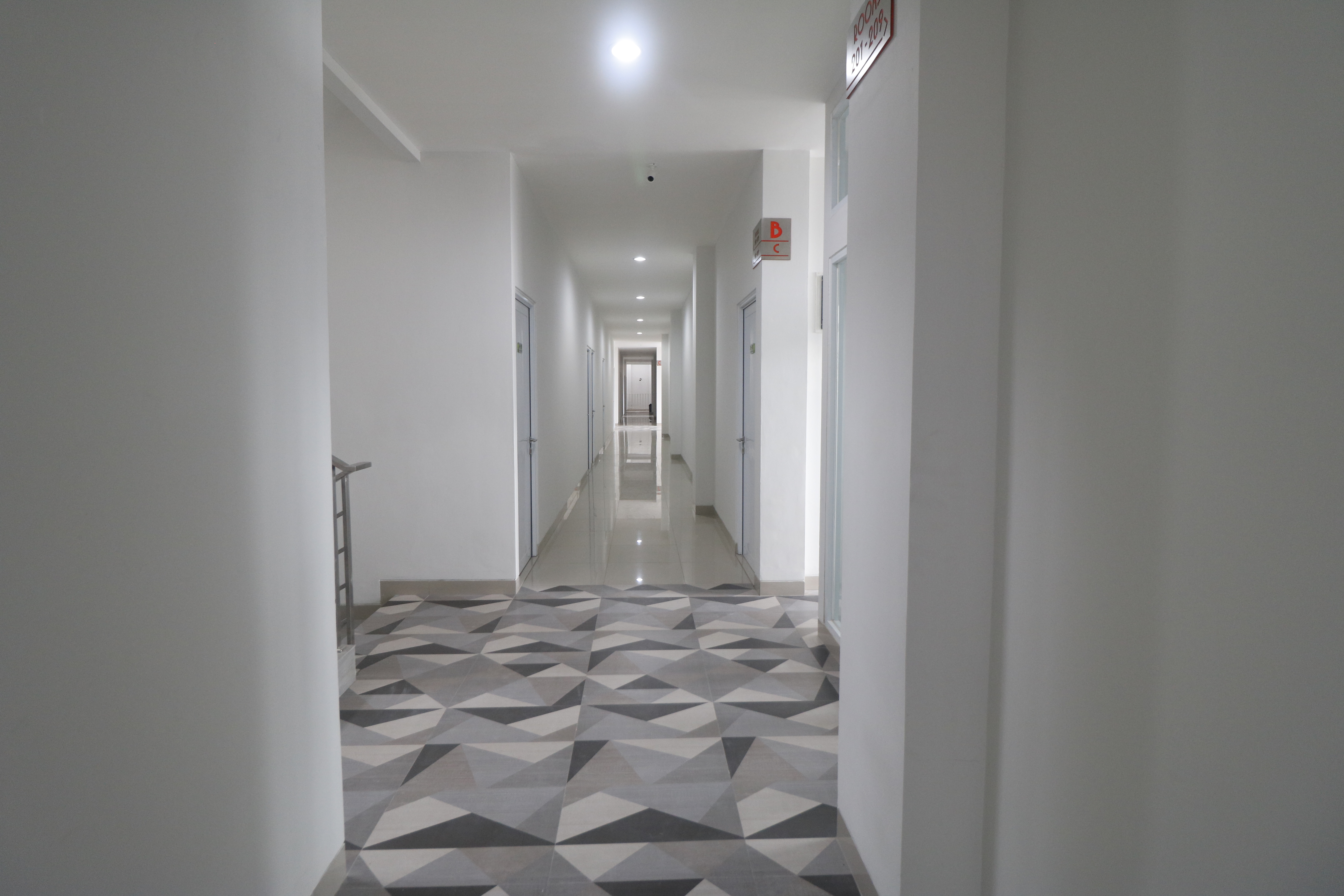 RedDoorz Plus near Living Plaza Jababeka 7/35