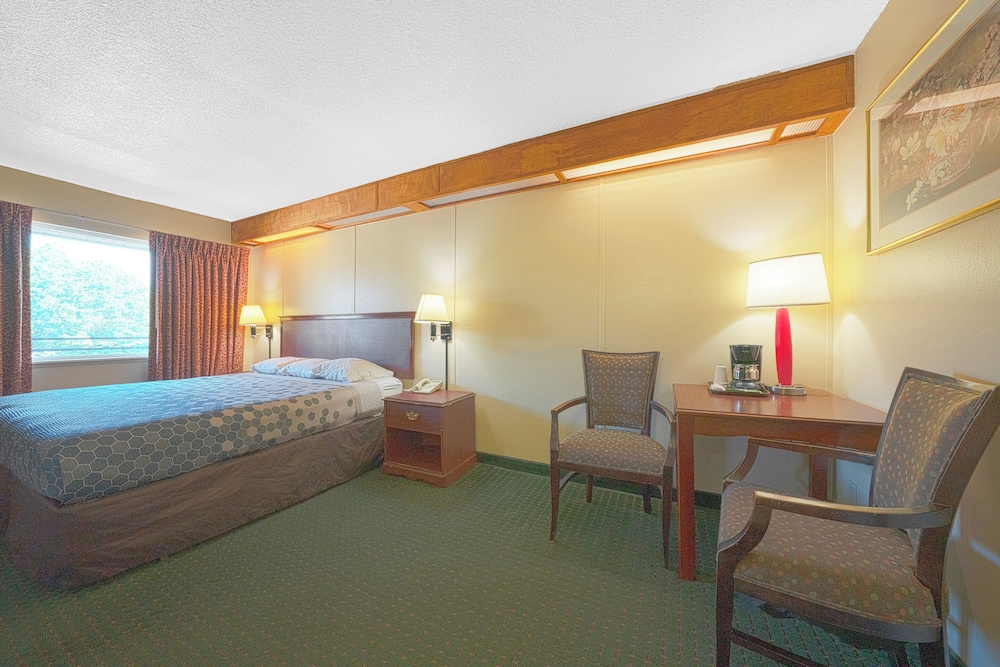 Econo Lodge Convention Center 15/39