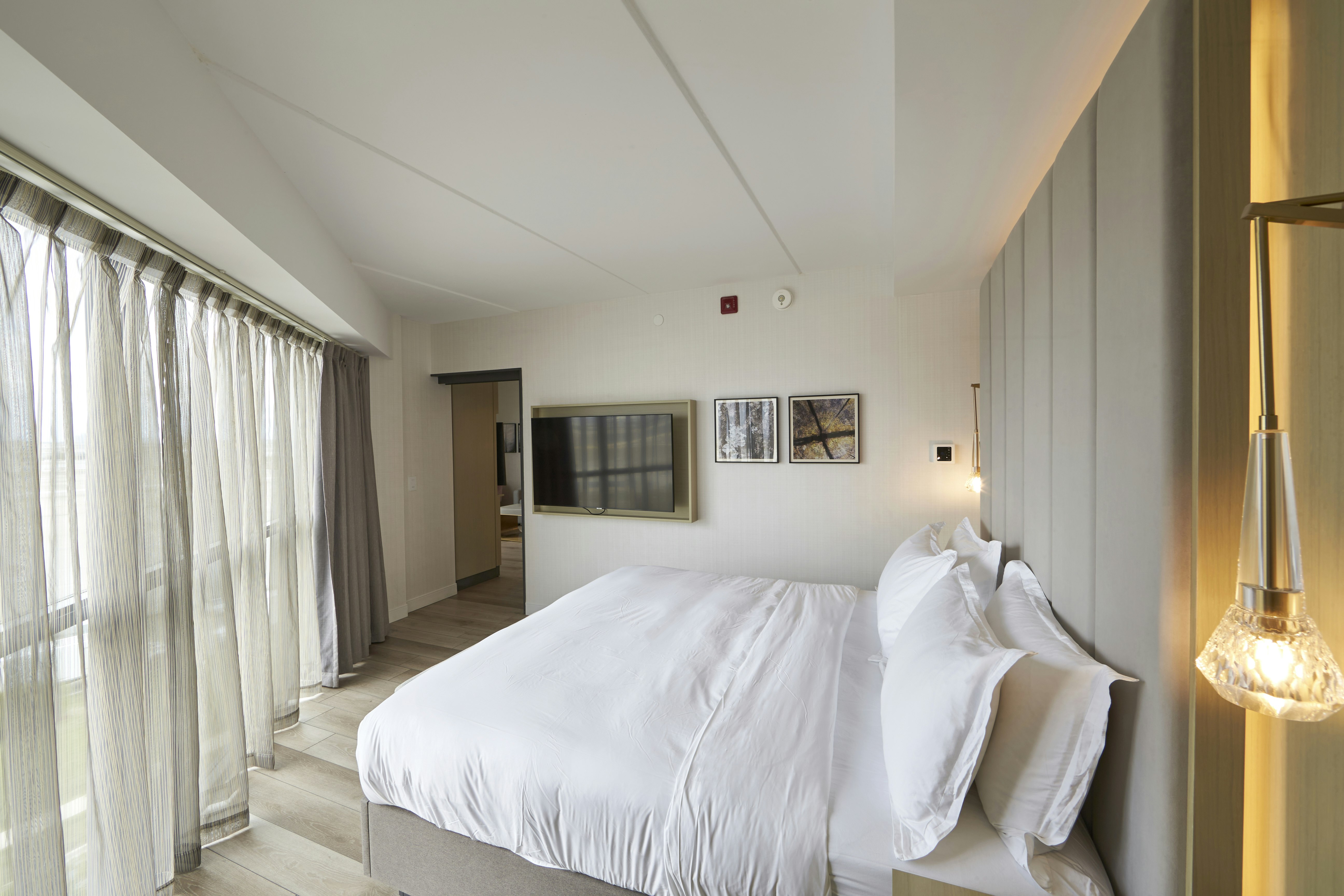 1 BEDROOM, SUITE, KING BED