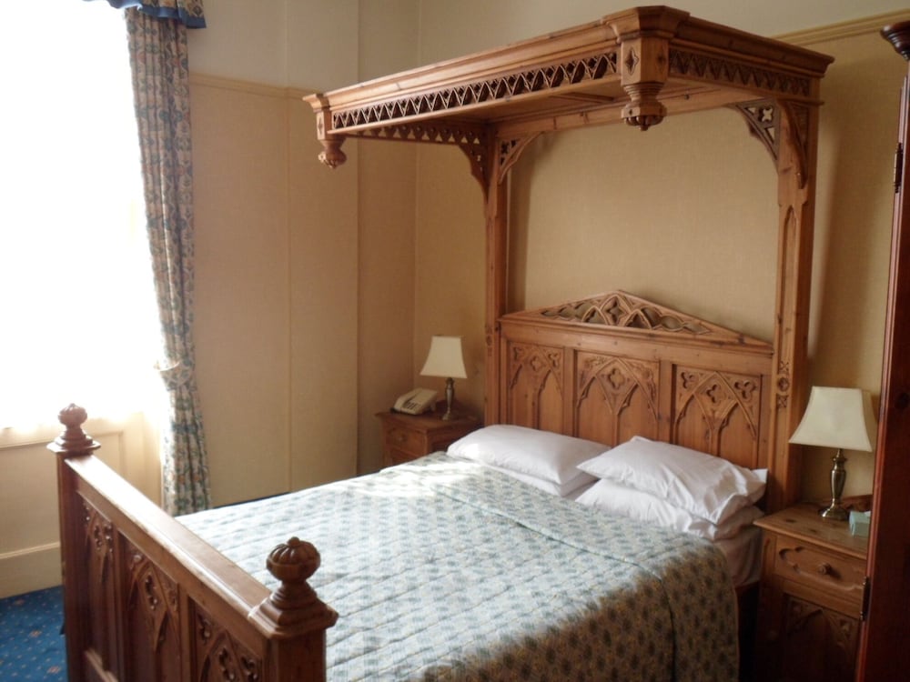Three Queens Hotel 17/50