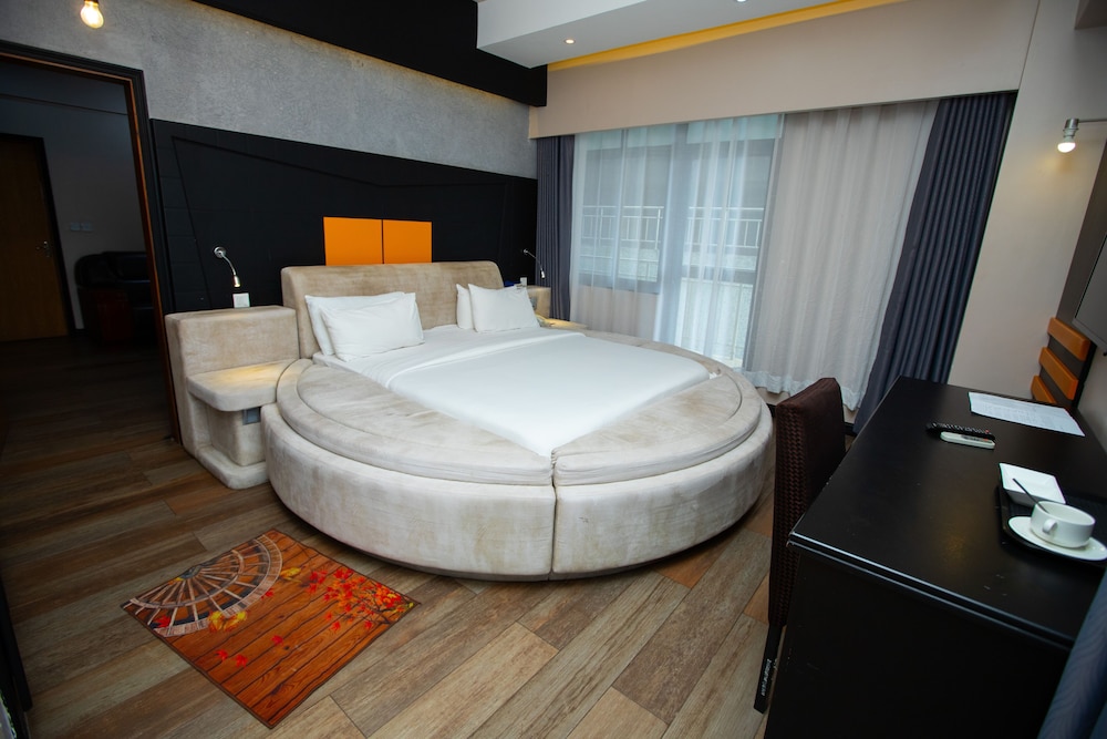Gold Crest Hotel 11/49