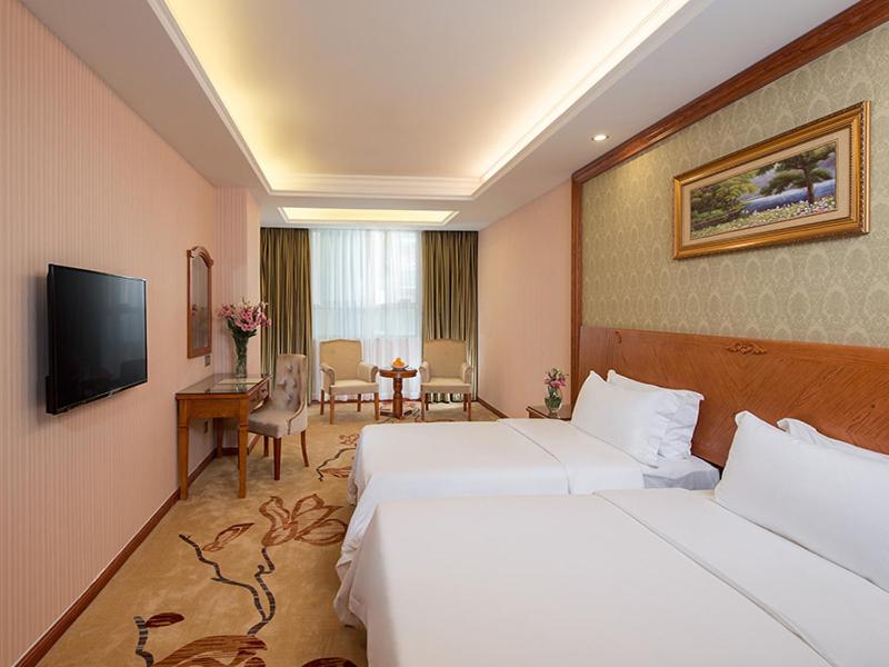 Vienna Hotel (Huizhou Zhongkai Chenjiang Avenue) 12/25