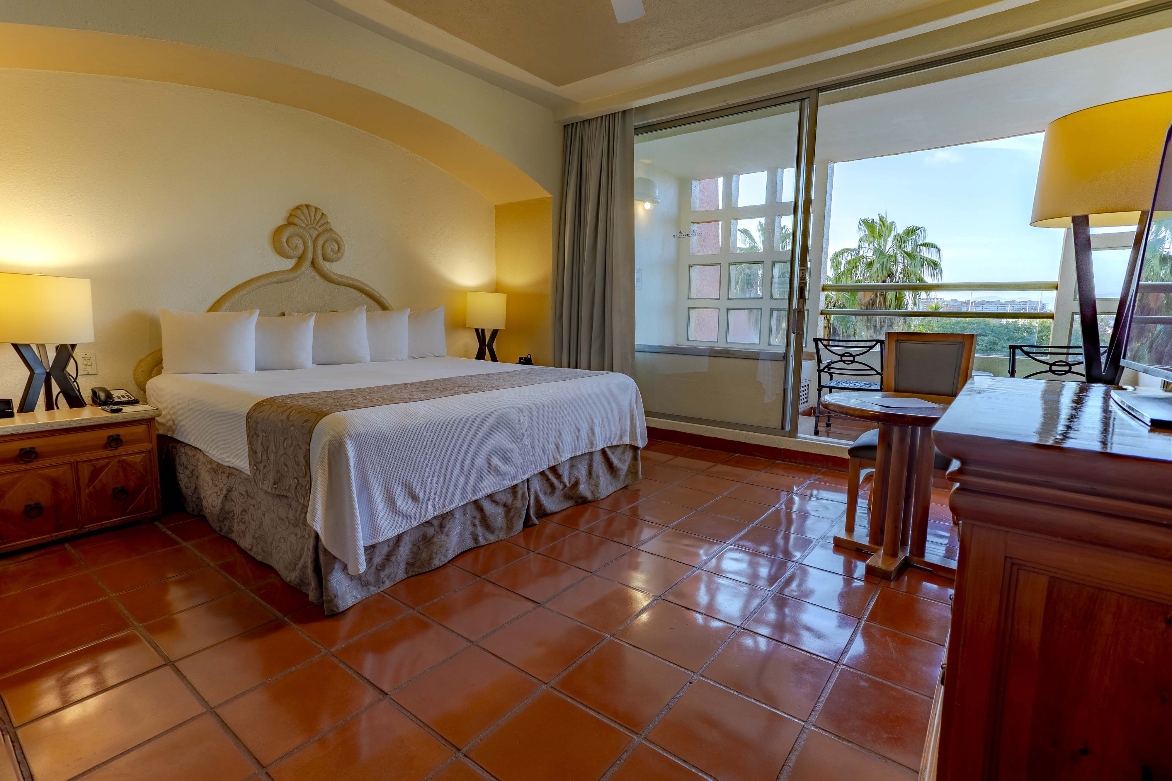 Suite, King Bed, 2 Bathrooms, Sofa, Hot Tub, Balcony, Kitchen