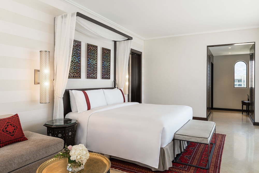 جناح بسرير كينج بإطلالة على البحر بشرفة، Al Manara A Luxury Collection Hotel Saraya Aqaba 3/4