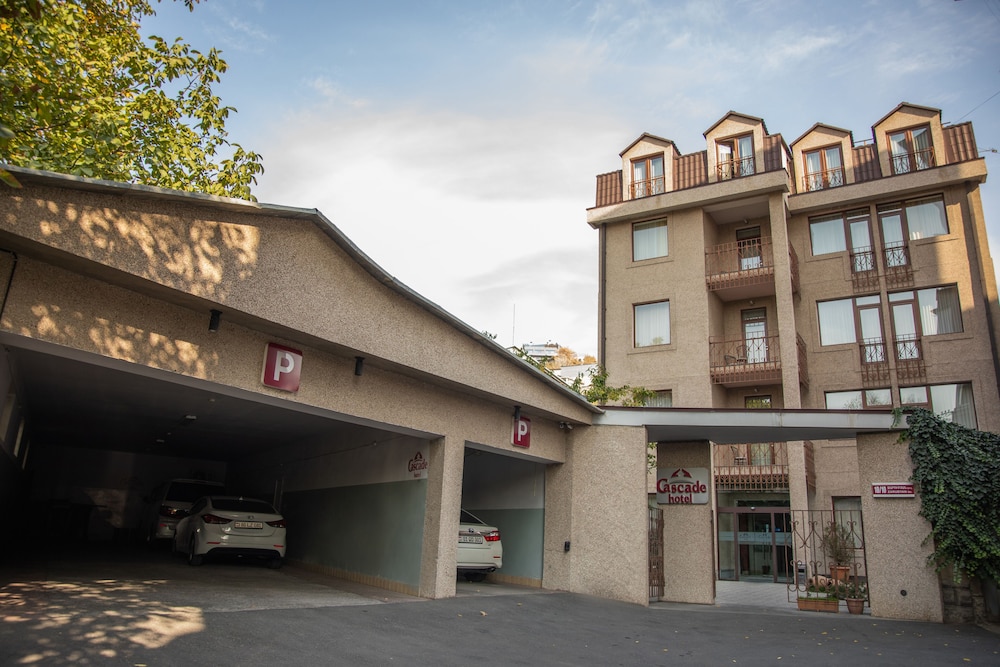 Cascade Hotel 41/46