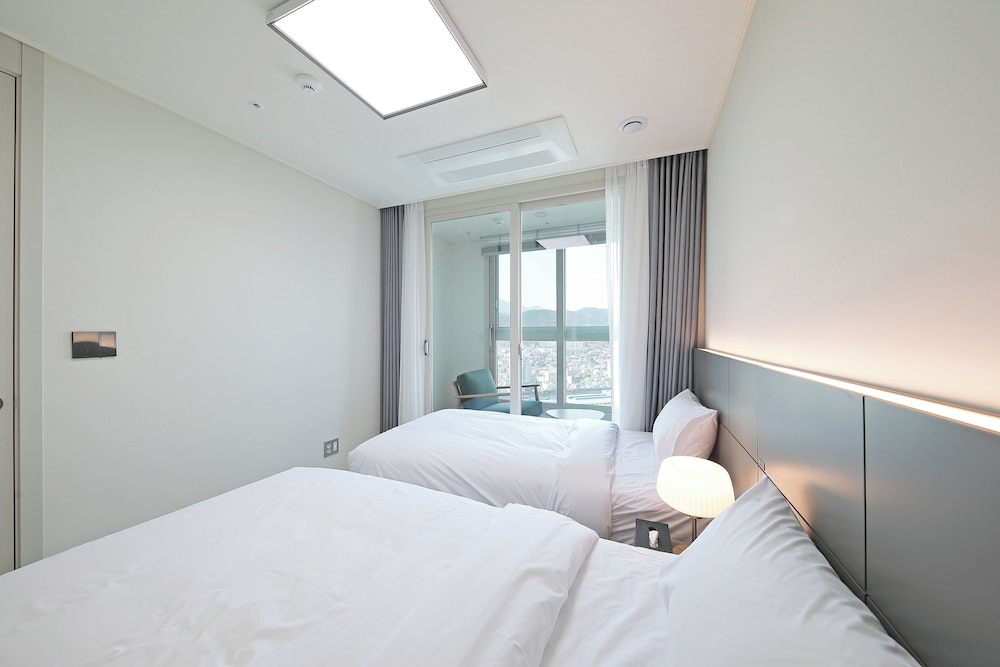 CLUB, TWIN BEDS