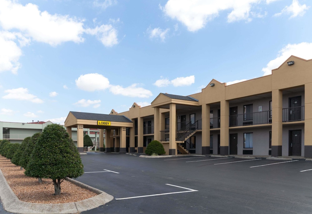 Super 8 By Wyndham Clarksville Northeast 18/21