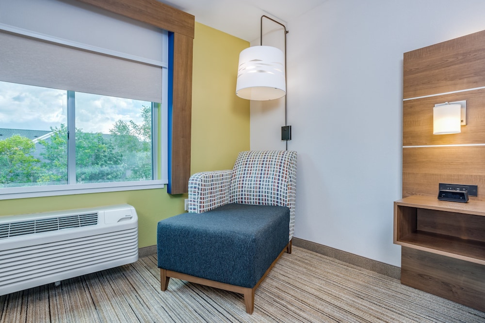 Holiday Inn Express & Suites Elkhart North 26/38