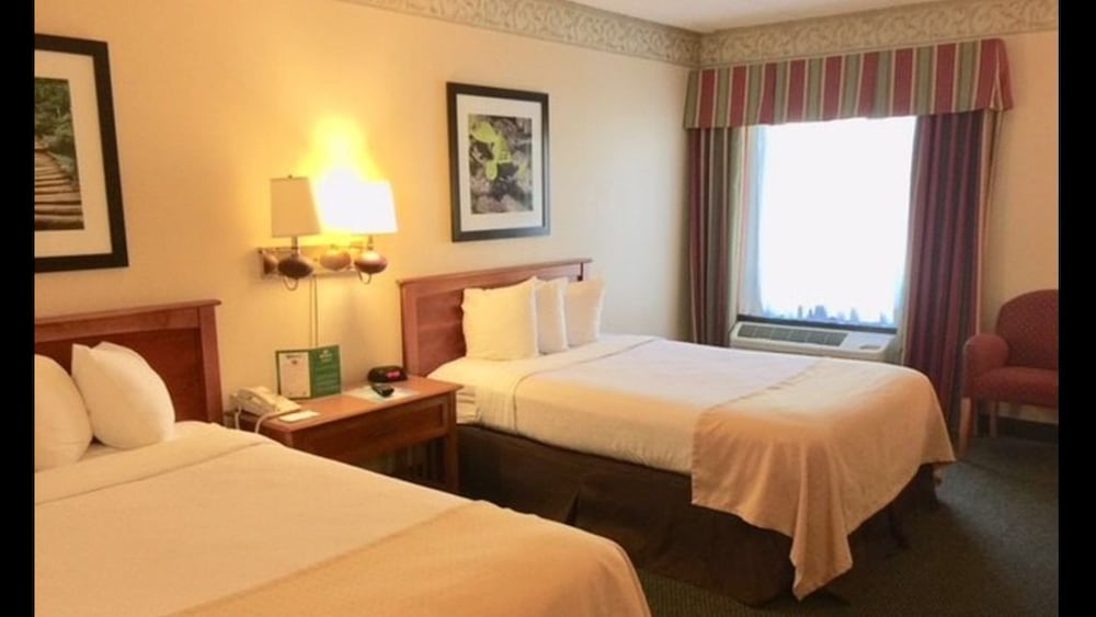 Holiday Lodge Hotel &amp; Conference Center 15/50