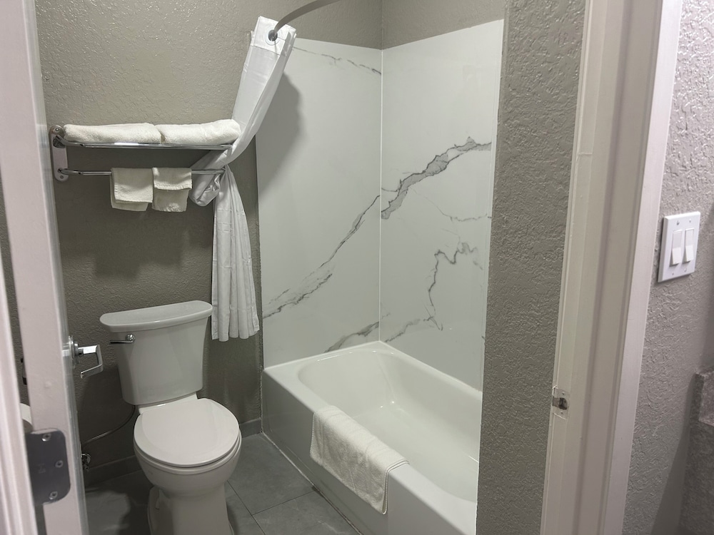 غرفة بسريرين مزدوجين، Super 8 by Wyndham Houston/Brookhollow NW 6/8