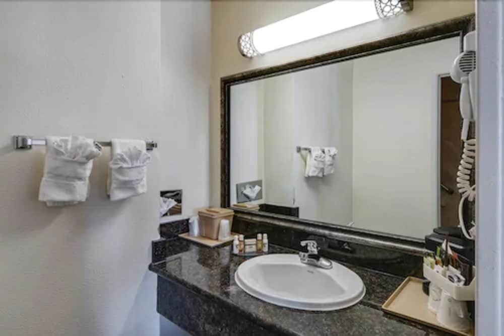 Arbor Inn Monterey 15/33
