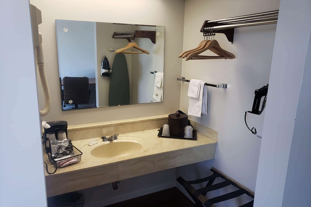 Days Inn Suites By Wyndham St Ignace Lakefront 49/50