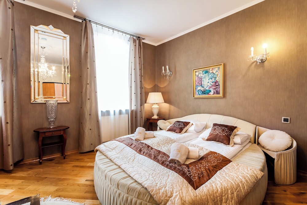 DELUXE, QUEEN BED