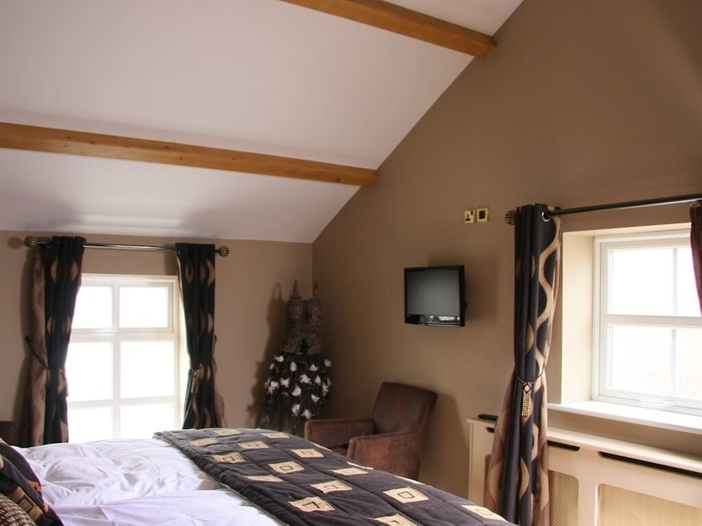 Afsigned on Arrival, Twin Beds