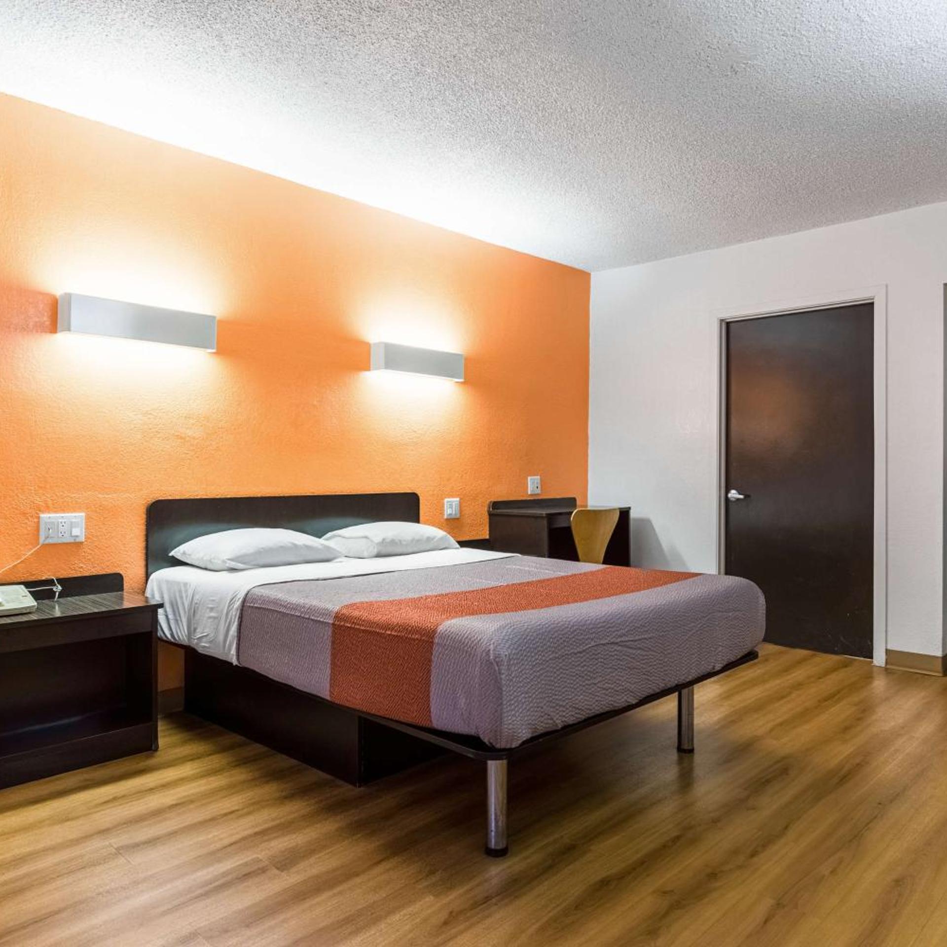 ROOM, QUEEN BED