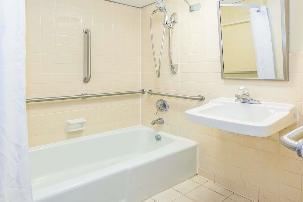 Days Inn by Wyndham Valdosta/Near Valdosta Mall 25/41