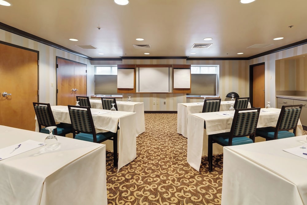 Holiday Inn Express Hotel Suites Warwick Providence Airport 38/43