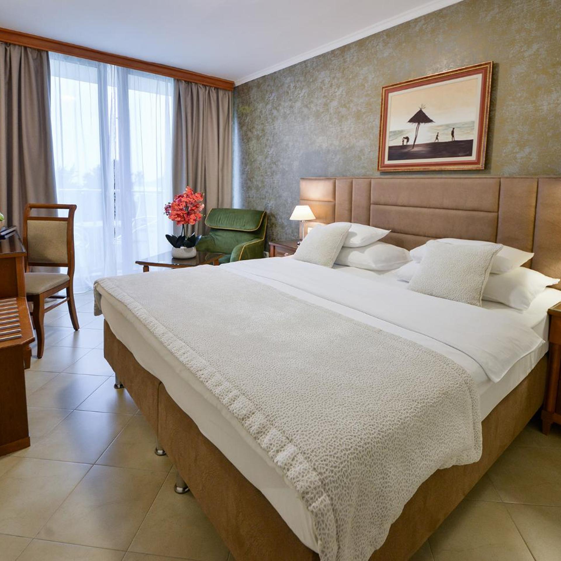 Room, Double or Twin Bed, Side Sea View