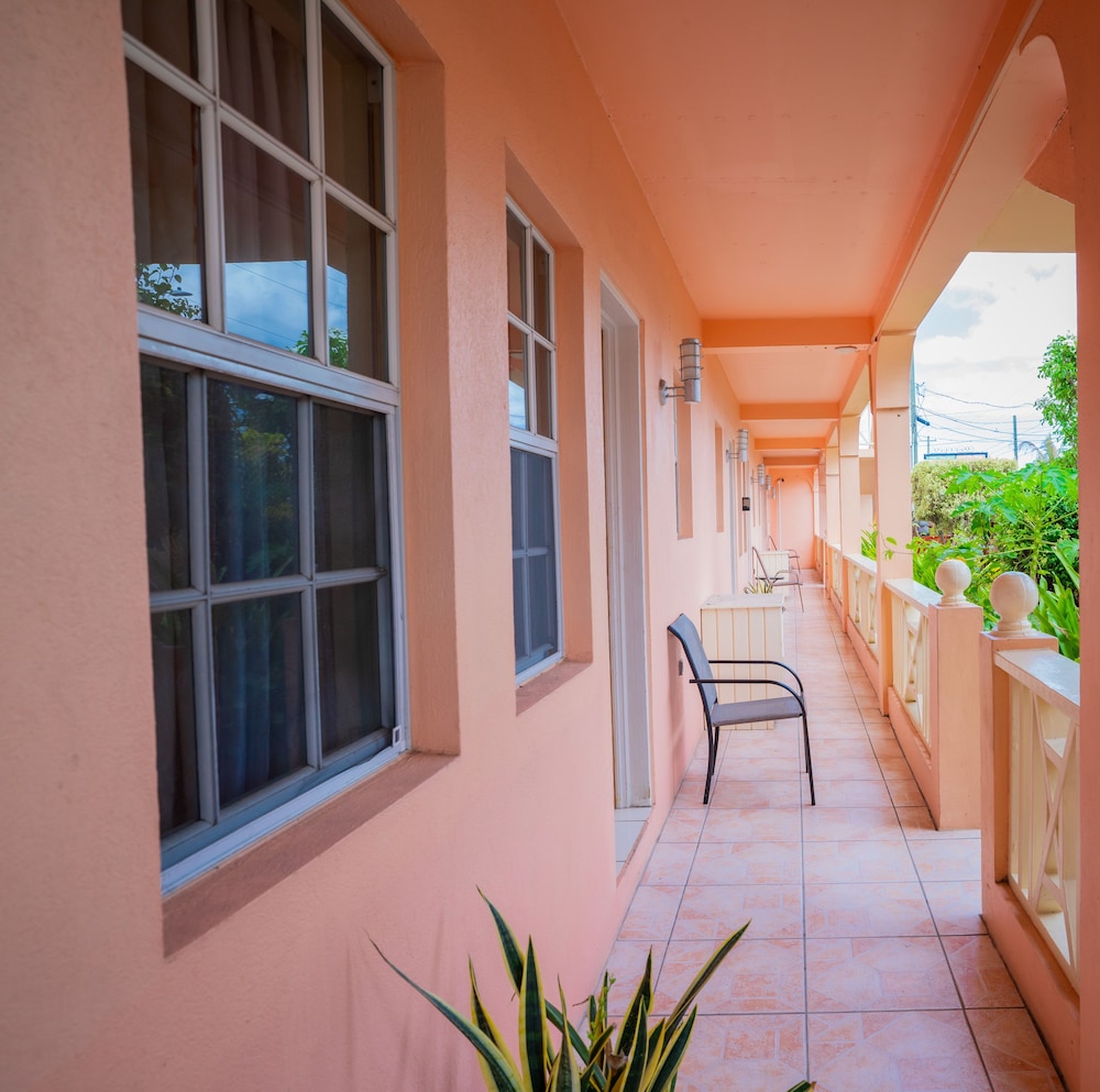 Connies Comfort Suites 4/50