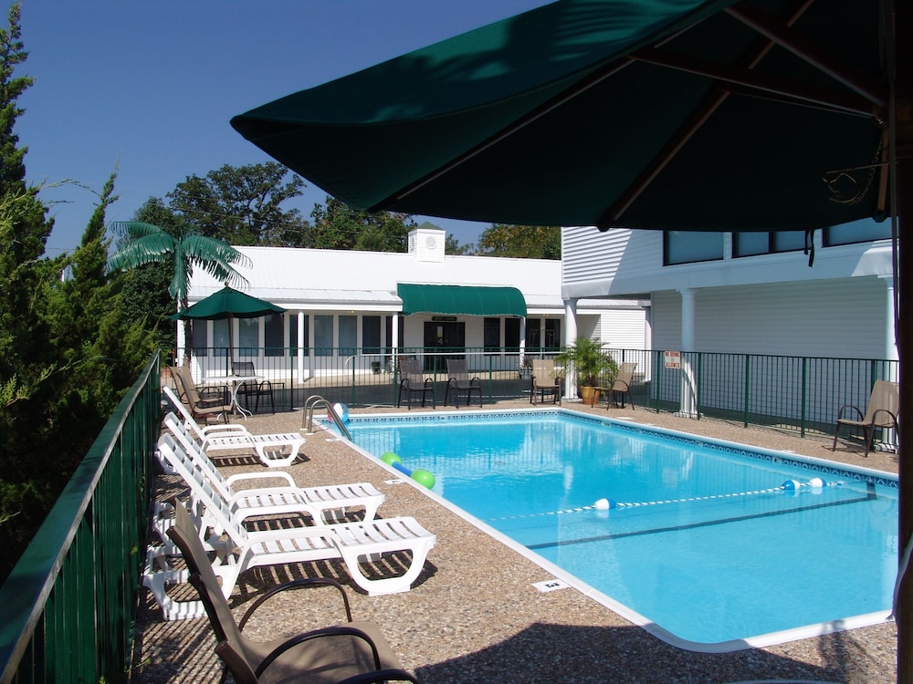 Super 8 by Wyndham Branson Shepherd of the Hills Exwy 33/60