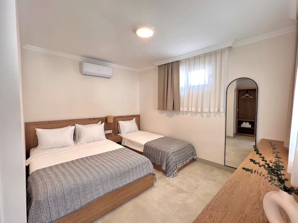 STANDARD, TRIPLE, MULTIPLE BEDS, COURTYARD VIEW