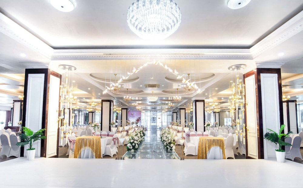 May Plaza Hotel 11/50