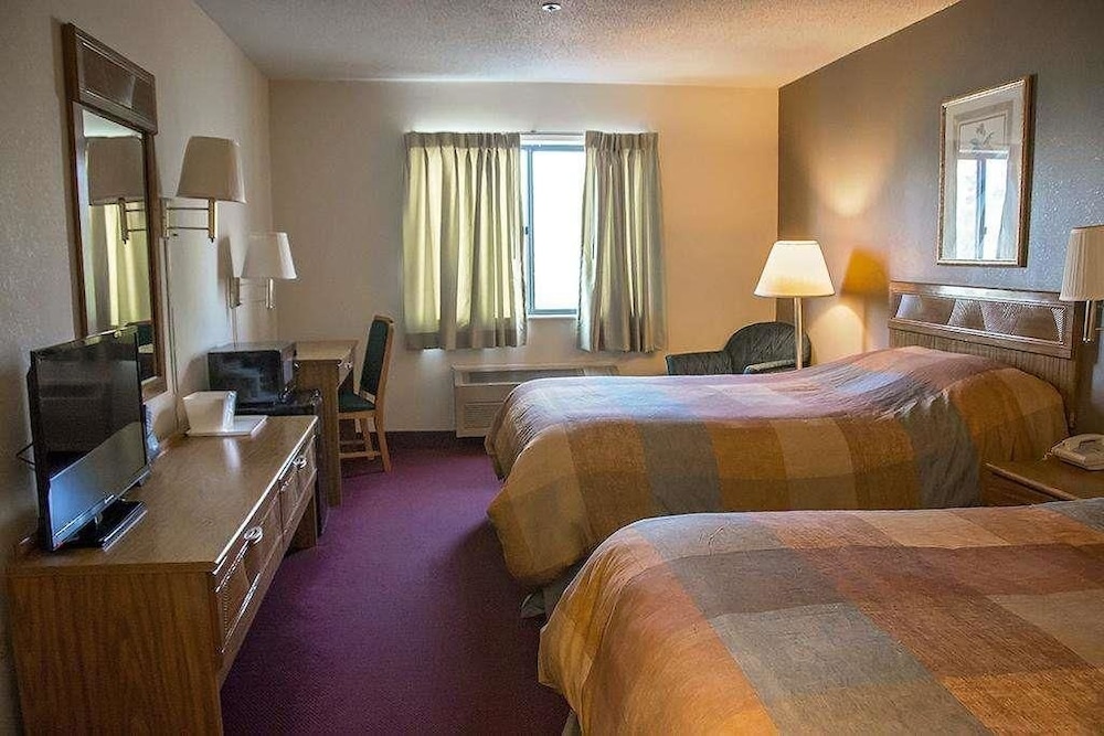 Baymont Inn and Suites by Wyndham Harvard, IL 3/8
