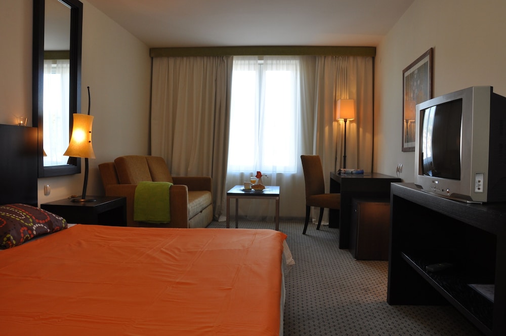 INTERNATIONAL HOTEL 8/34
