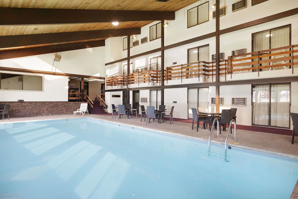 Super 8 by Wyndham Williston ND 18/30