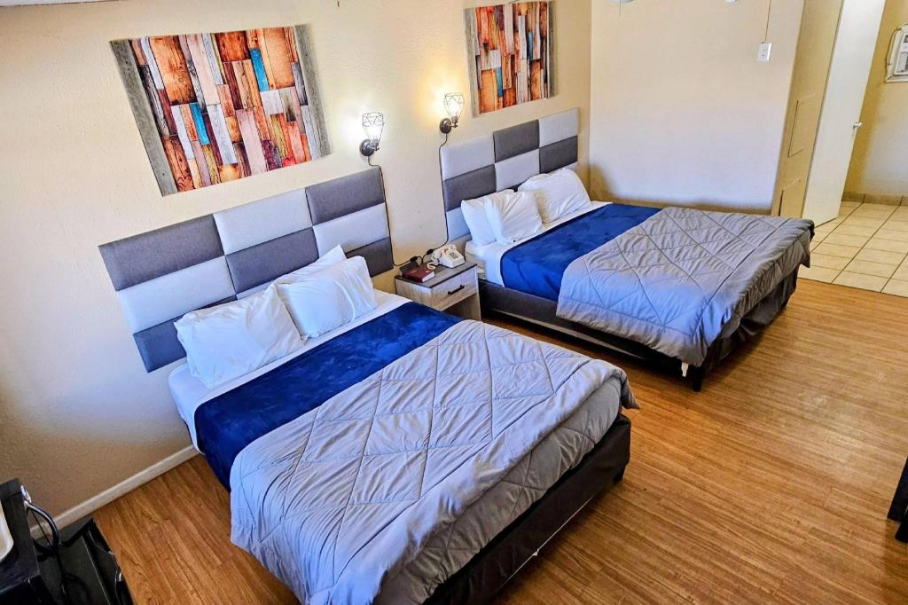 Room, 2 Queen Beds, Smoking