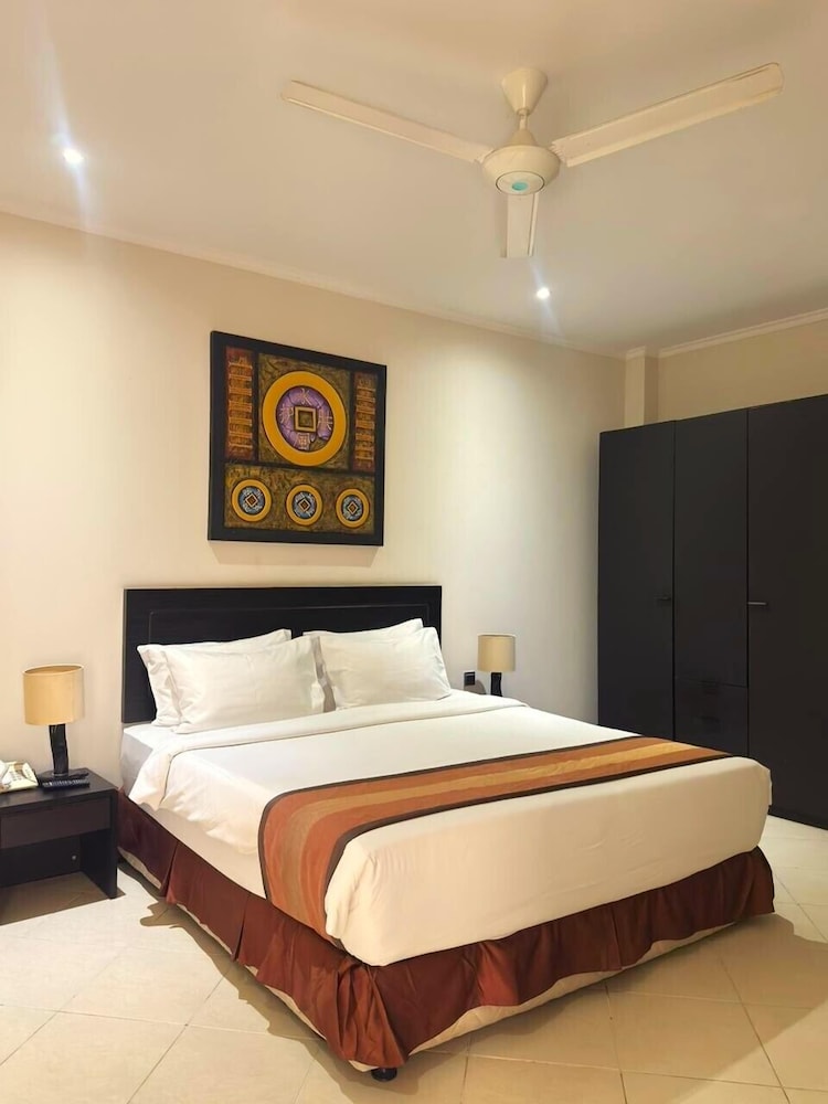 3 BEDROOMS, FAMILY, SUITE, POOL VIEW